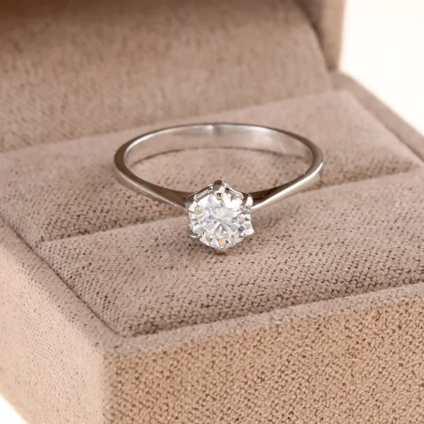 Złoty pierścionek z brylantem 0,55 ct na zaręczyny