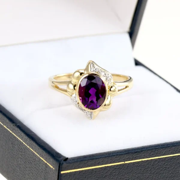 Pierścionek z ametystem i diamentami - 18K